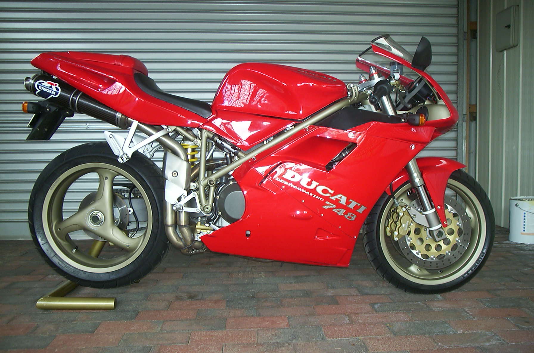 Ducati 748 Bi-Posto 1997.Pic 01/11/01.   Odo @ 9000kms.